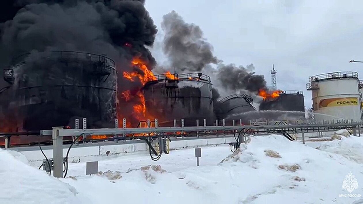 Ρωσία: Μεγάλη πυρκαγιά σε δυιλιστήριο στο Βόλγκογκραντ έπειτα από επίθεση drone (vid)