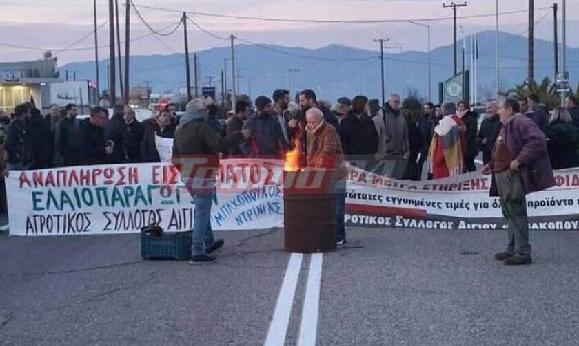 Έκλεισαν την παλαιά εθνική οδό Αθηνών - Πατρών οι αγρότες