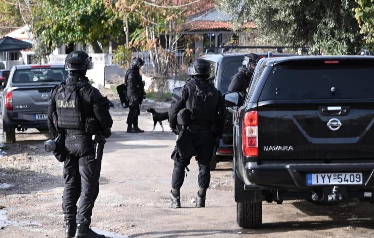 Μεγάλη αστυνομική επιχείρηση στη Δυτική Αττική: Κατασχέθηκαν όπλα και εκατοντάδες φυσίγγια