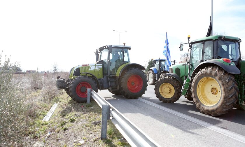 Αγρότες απέκλεισαν συμβολικά την Εθνική Οδό Χανίων-Ρεθύμνου