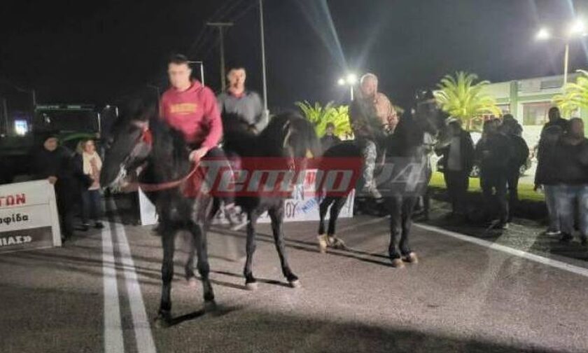 Αγρότες: Μπλόκο με... άλογα στην Αιγιάλειας - Έρχεται κλείσιμο Εθνικών Οδών α λα Γαλλία