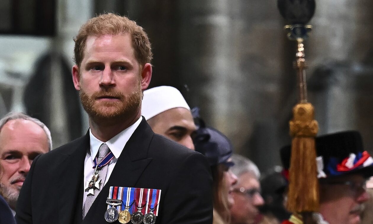 Πρίγκιπας Χάρι: Επιστρέφει εσπευσμένα στο Λονδίνο - Μόνος χωρίς τη Μέγκαν, στο πλευρό του Καρόλου