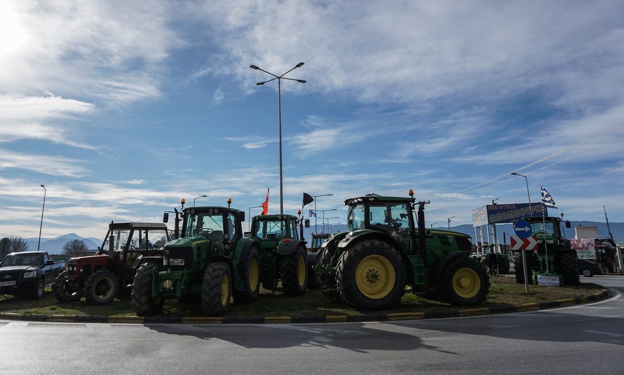 «Μουγκρίζουν» τα τρακτέρ, αποφασίζουν οι αγρότες για το μέλλον των κινητοποιήσεων