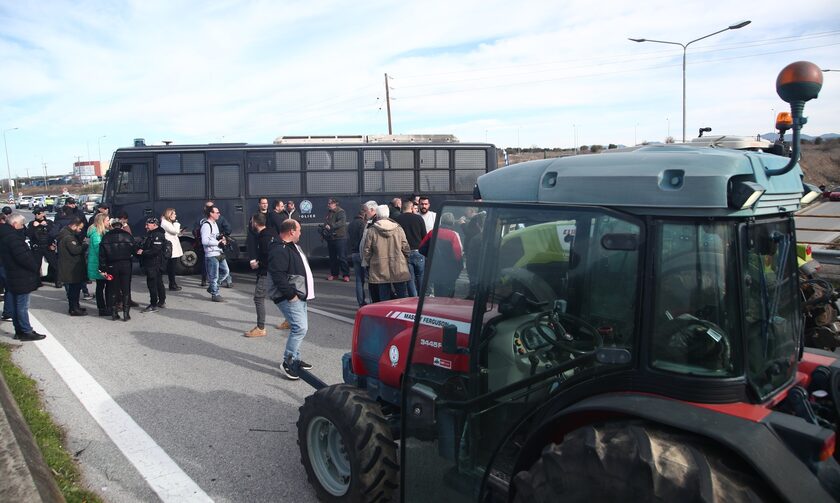 Σκληραίνουν τη στάση τους οι αγρότες: Ετοιμάζονται για Αθήνα - Πού θα κλείσουν σήμερα τους δρόμους