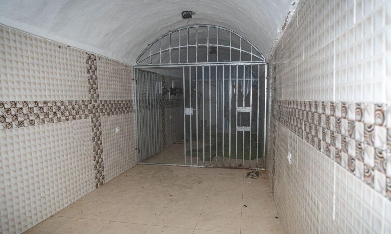 Μέσα στα τούνελ της Χαμάς, όπου κρύβονται οι ηγέτες της και κρατούν σε «κλουβιά» τους ομήρους