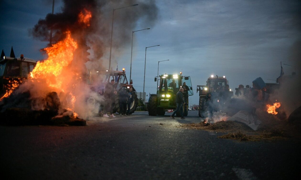 Αγρότες: Εικόνες Γαλλίας στη Θεσσαλία, φωτιές και αποκλεισμοί της Εθνικής Οδού