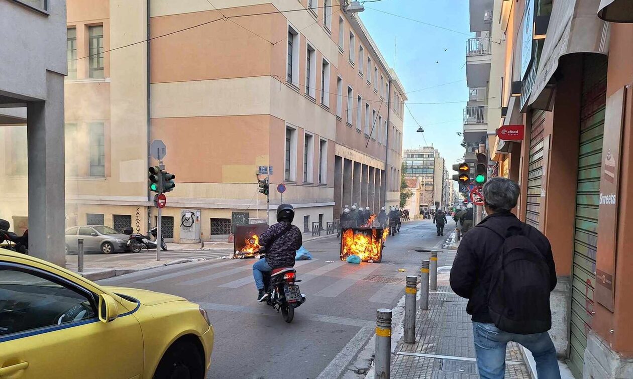 Επεισόδια μετά το συλλαλητήριο: Ένταση στη Σόλωνος, φωτιές σε κάδους