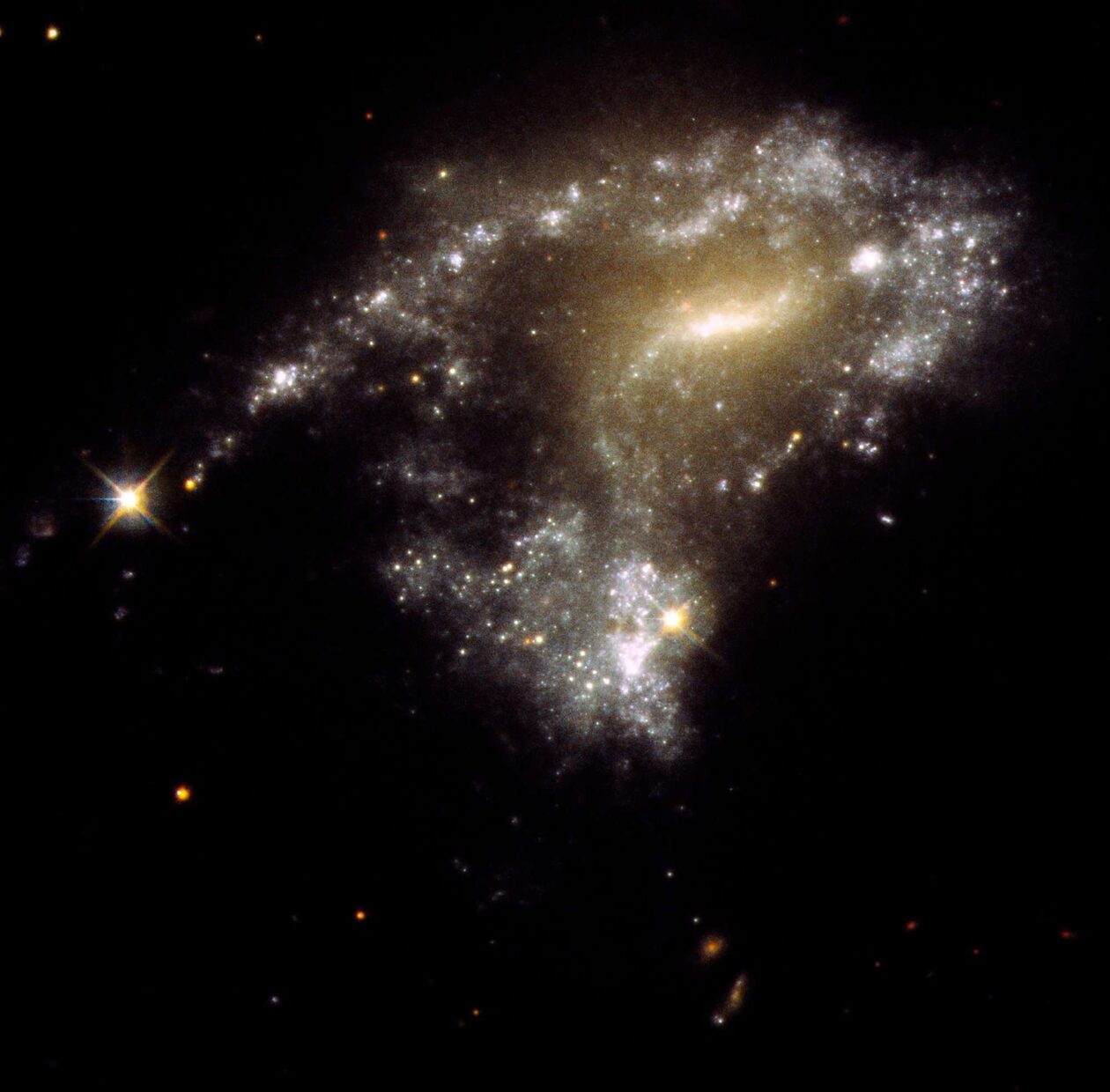 NASA: Το διαστημικό τηλεσκόπιο Hubble εντόπισε «αλυσίδα μαργαριταριών»