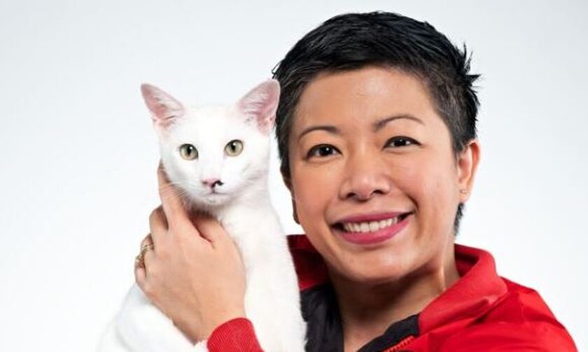H υποψήφια βουλευτής με τη γάτα της