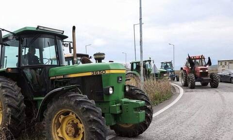 Αγροτικά μπλόκα: Αγρότες ανοίγουν τα διόδια στη γέφυρα Ρίου – Αντιρρίου
