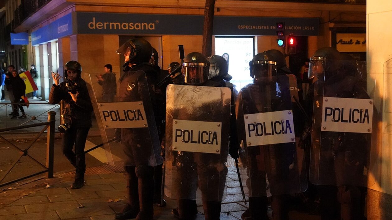 Ισπανία: Αγρότες και οδηγοί φορτηγών συγκρούστηκαν με αστυνομικούς