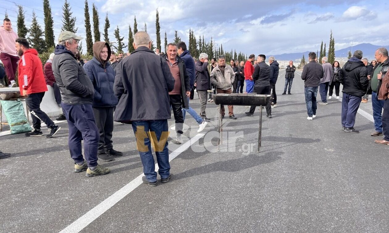 Οι αγρότες της Ανθήλης έκλεισαν και πάλι την εθνική οδό – Έβγαλαν ψησταριές στον αυτοκινητόδρομo