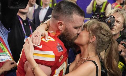 Super Bowl: Οι τρελοί πανηγυρισμοί της Taylor Swift και το καυτό φιλί στον Travis Kelce