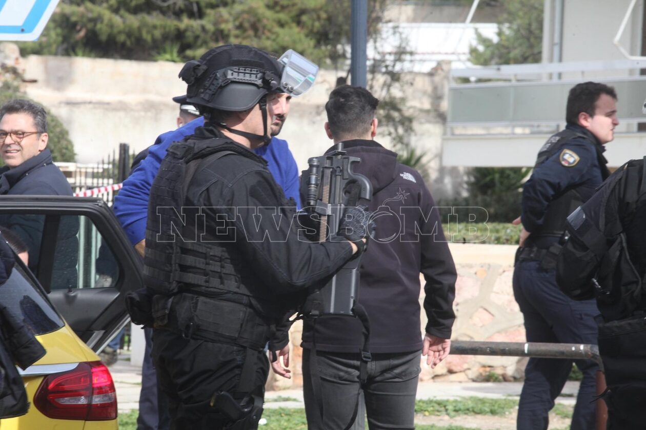 Γλυφάδα: Θρίλερ με ταμπουρωμένο ένοπλο στην εταιρεία - Μπήκαν στο κτήριο αστυνομικοί της ΕΚΑΜ