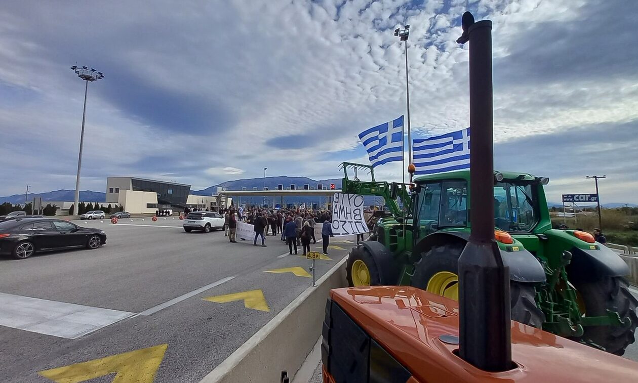 Αγροτικό συλλαλητήριο στα Φάρσαλα - Έριξαν γάλα και καλαμπόκι στο δρόμο