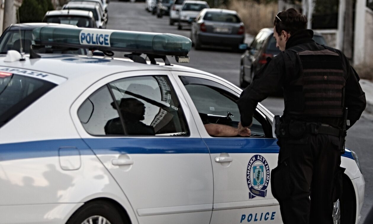 Κόρινθος: Μεγάλη επιχείρηση της Αστυνομίας - Εντοπίστηκαν όπλα και μαχαίρια