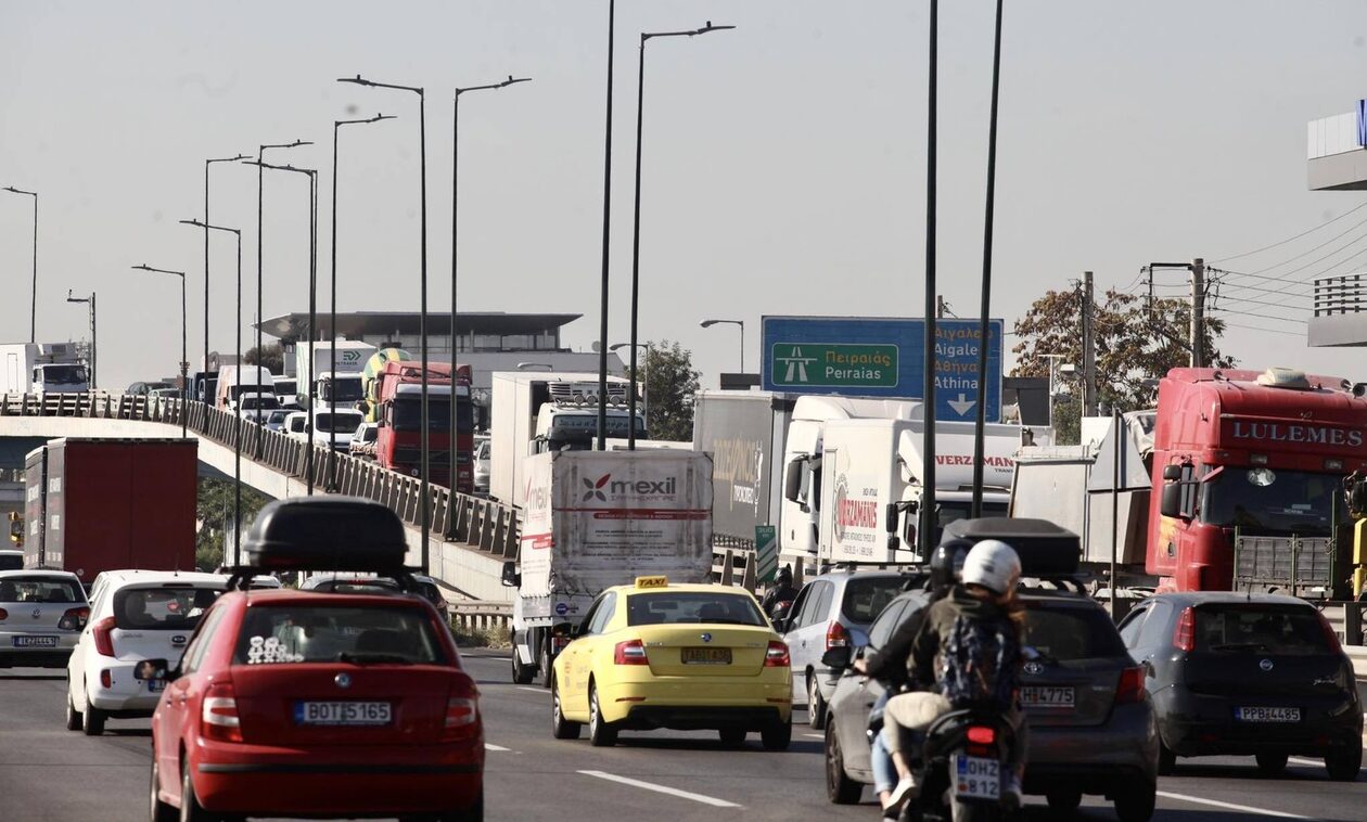 Κίνηση τώρα: Μεγάλες καθυστερήσεις σε Κηφισό και Αττική Οδό - Ανατροπή οχήματος στην Κύμης