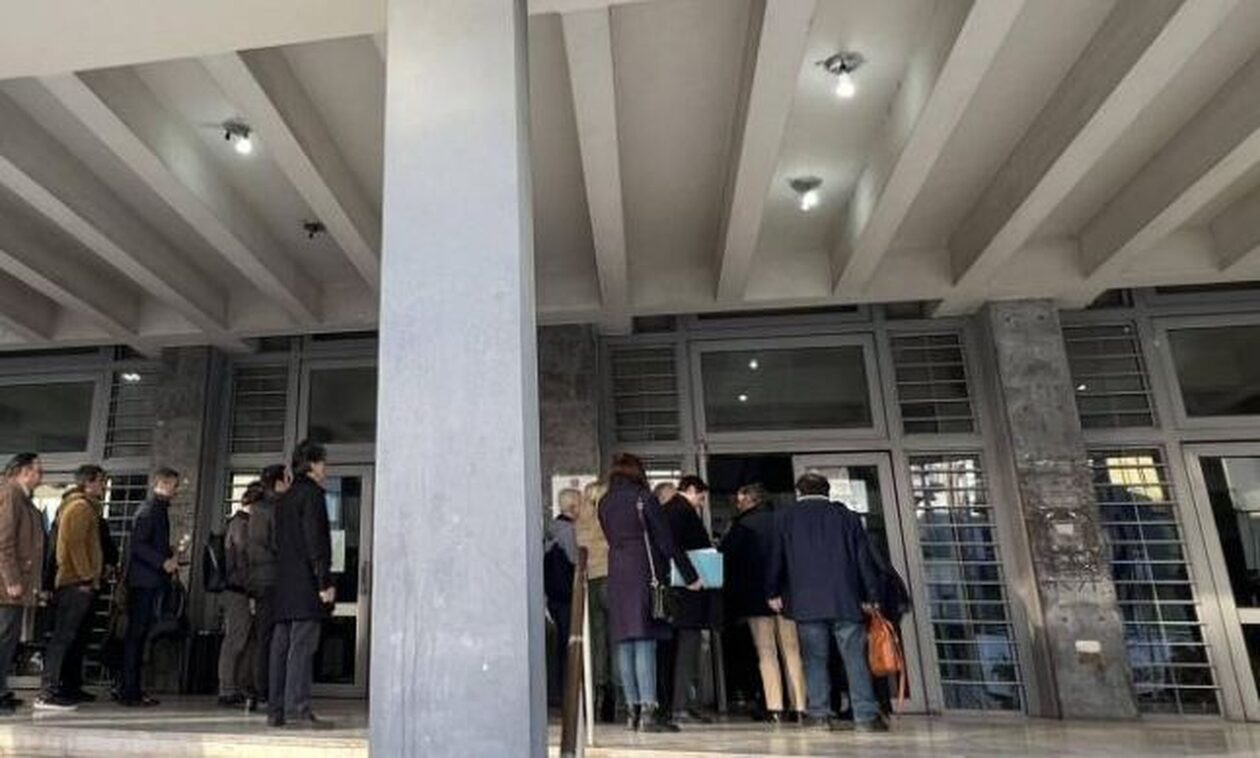 Θεσσαλονίκη: Ουρές και έλεγχοι έξω από το δικαστικό μέγαρο μετά τον φάκελο «βόμβα»