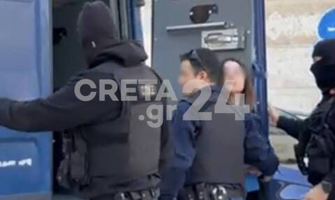 Κρήτη: Με αλεξίσφαιρο στα δικαστήρια η 39χρονη για την επίθεση με βιτριόλι στον πρώην σύζυγό της