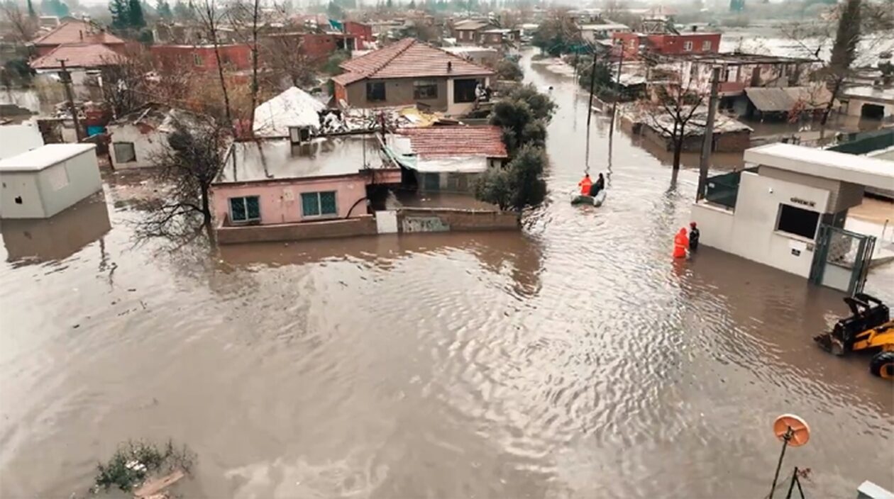 Αττάλεια: Μεγάλες πλημμύρες στην παραθαλάσσια πόλη - Εικόνες καταστροφής