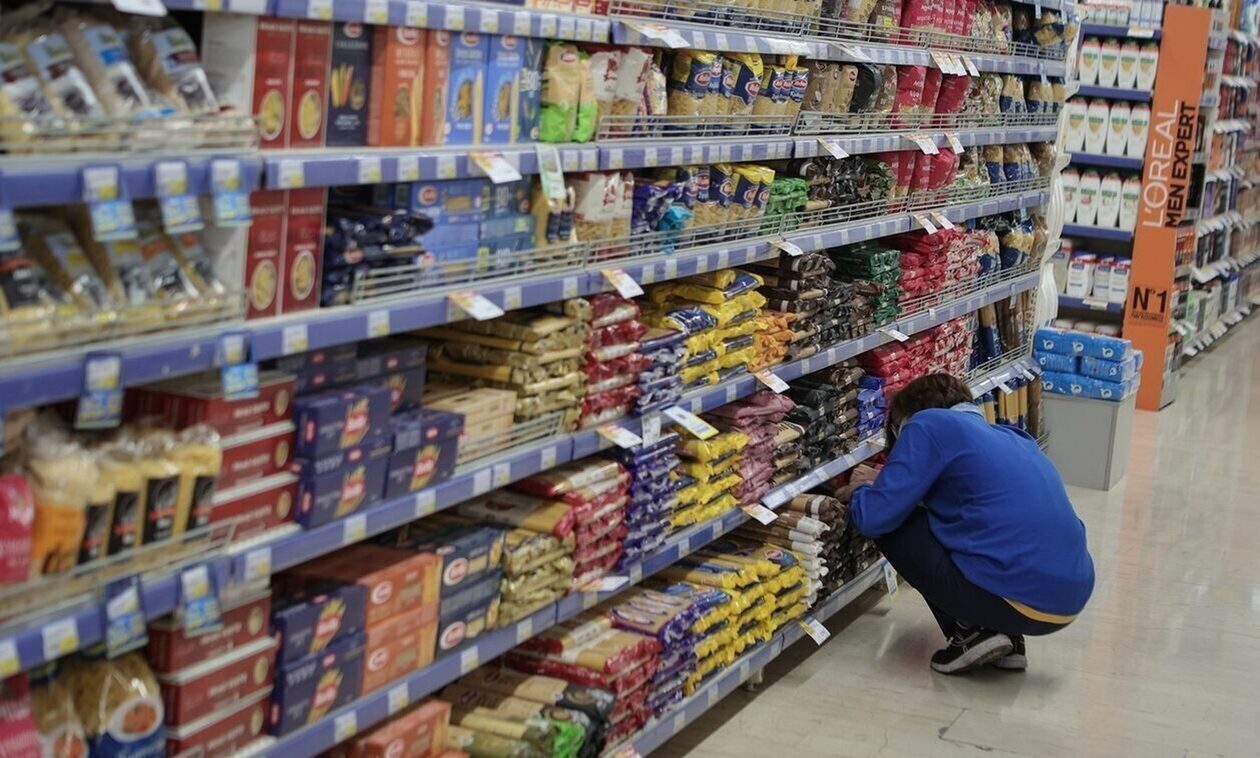 Ακρίβεια στα σουπερμάρκετ: Νέες ανατιμήσεις και παράνομες ελληνοποιήσεις προϊόντων