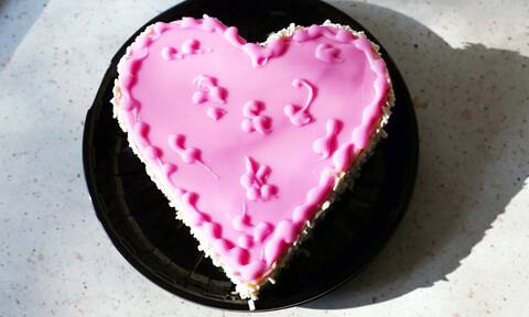 Πώς θα φτιάξετε κέικ καρδιάς χωρίς φόρμα