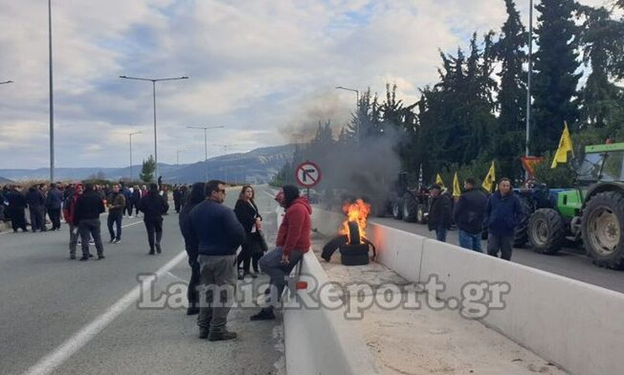Φθιώτιδα: Ξανά κλειστή η εθνική οδός Αθηνών-Λαμίας - Άναψαν φωτιές σε λάστιχα οι αγρότες