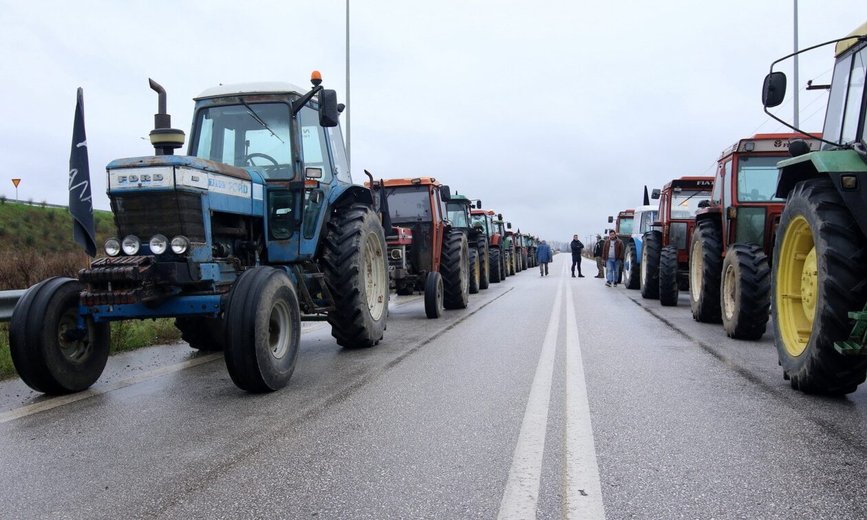 Αγρότες: Κλείνουν αιφνιδιαστικά τους δρόμους - Ζεσταίνουν τις μηχανές για Αθήνα