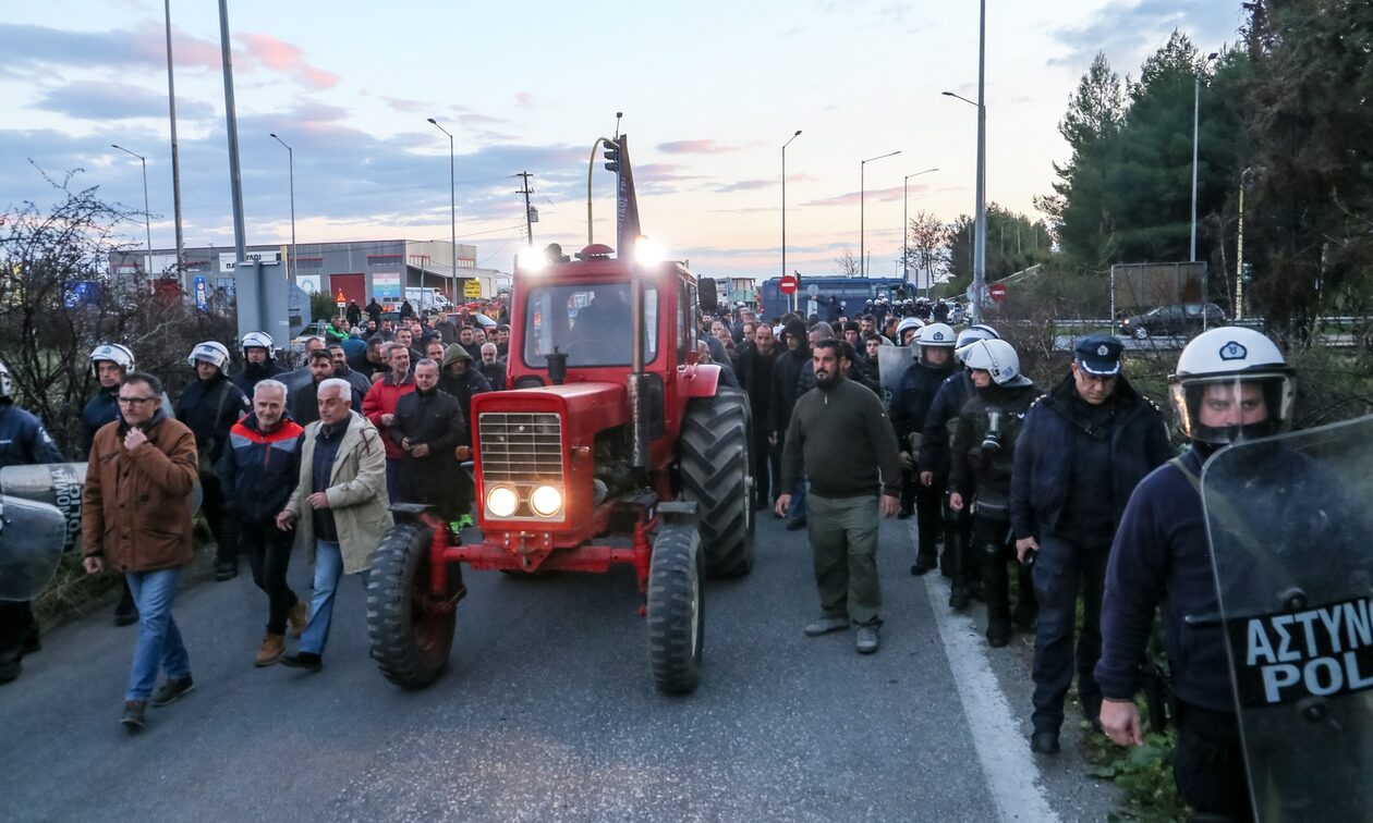 Αγρότες: Τα πρώτα ρήγματα στα μπλόκα - Με προτάσεις για κάθοδο στην Αθήνα ξεκινάει η σύσκεψη