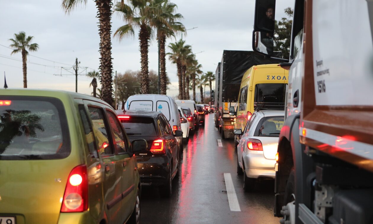 Κίνηση στους δρόμους: Στο «κόκκινο» Αθηνών-Λαμίας, Παραλιακή και Αττική Οδός