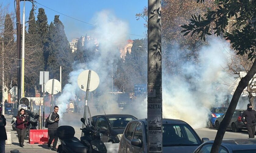 Θεσσαλονίκη: Σοβαρά επεισόδια ανάμεσα σε φοιτητές και ΜΑΤ με πετροπόλεμο και χημικά στο ΑΠΘ
