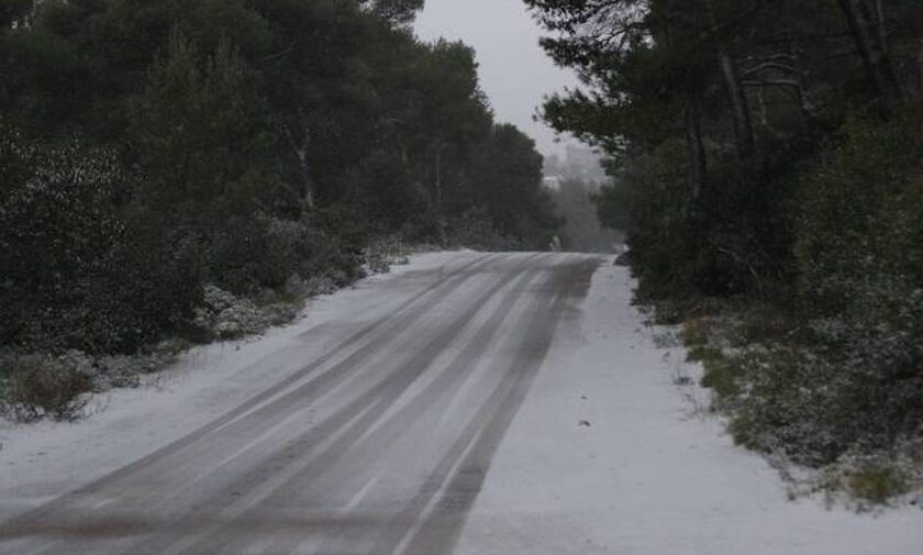 Καιρός: Χιονίζει πάλι στην Πάρνηθα - Διακοπή κυκλοφορίας από το ύψος του τελεφερίκ