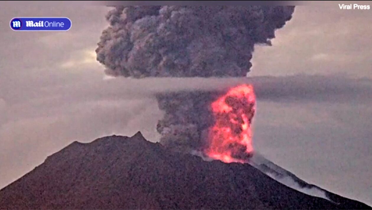 Μεγάλη έκρηξη ηφαιστείου στην Ιαπωνία: Βράχοι και τέφρα εκτοξεύτηκαν σε ύψος 5 χιλιομέτρων
