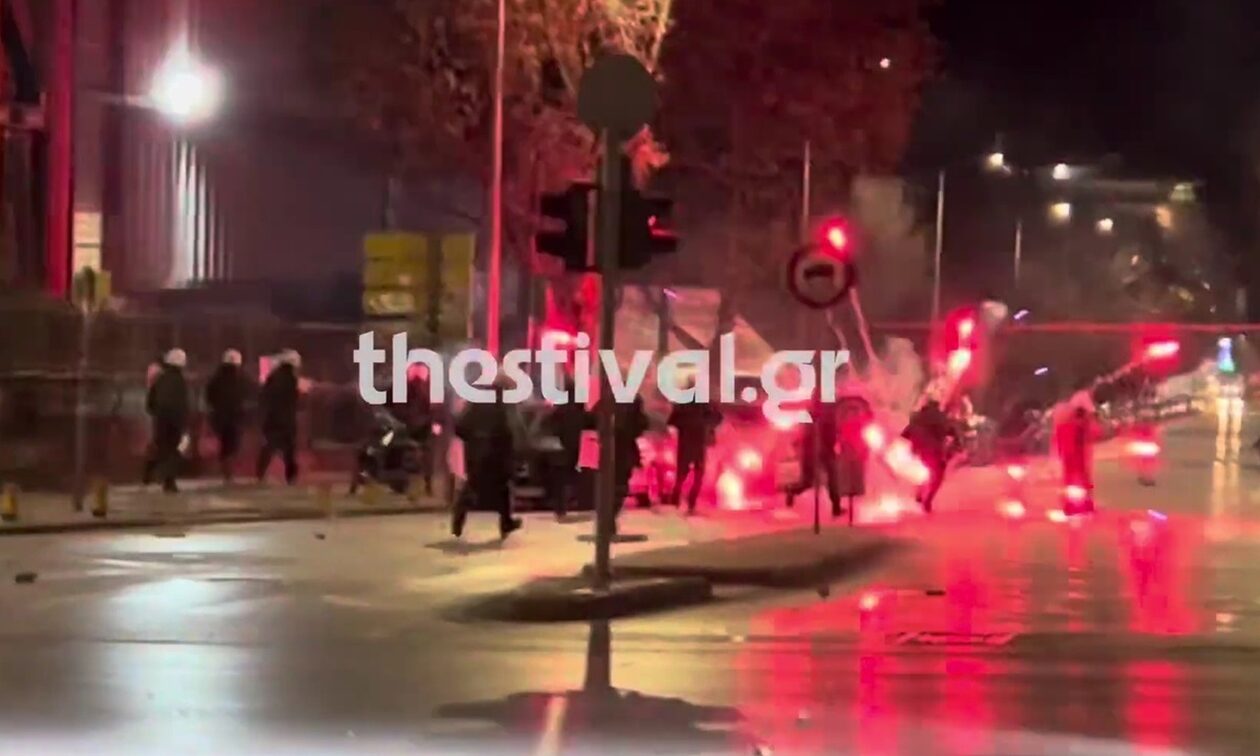 Θεσσαλονίκη: Επίθεση κουκουλοφόρων σε δυνάμεις των ΜΑΤ έξω από το ΑΠΘ