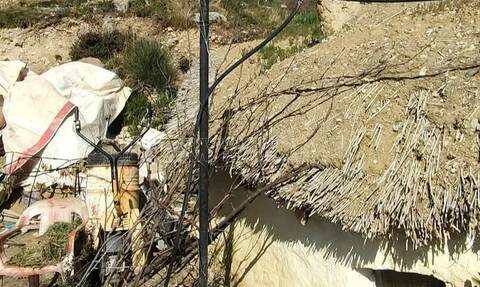 Κορινθία: Αυτό είναι το αυτοσχέδιο σπίτι - λαγούμι που ζούσε η οικογένεια «των σπηλαίων»
