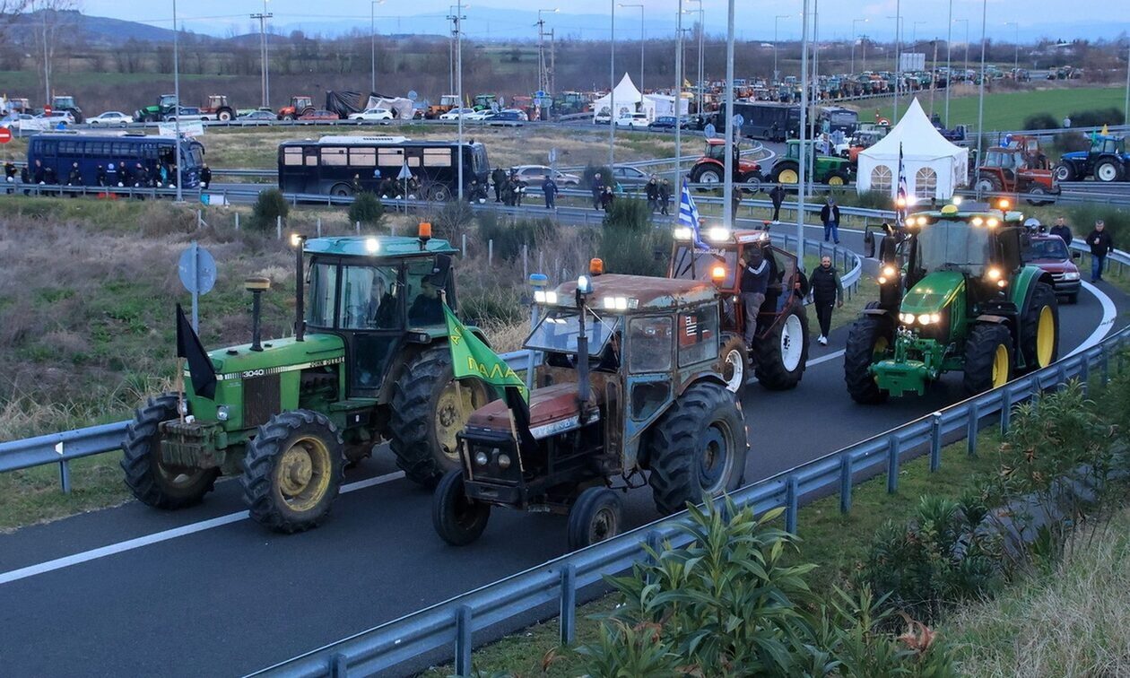 Νέα μπλόκα των αγροτών σε Λάρισα και Καρδίτσα - Σήκωσαν φαναράκια στον ουρανό στην Εθνική Οδό