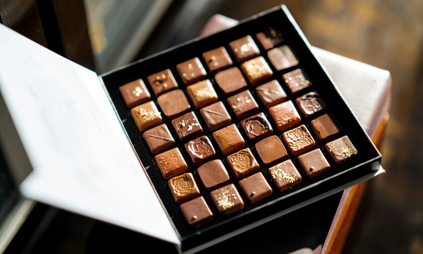 Ακρίβεια: «Ψαλίδι» και στους πειρασμούς – Ανατιμήσεις έως και 50% σε σοκολάτες και πατατάκια