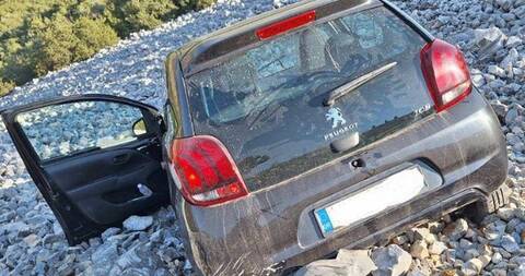 Αυτοκίνητο έπεσε σε γκρεμό στη νέα εθνική Τυρνάβου-Ελασσόνας - Δεν υπήρξαν τραυματισμοί