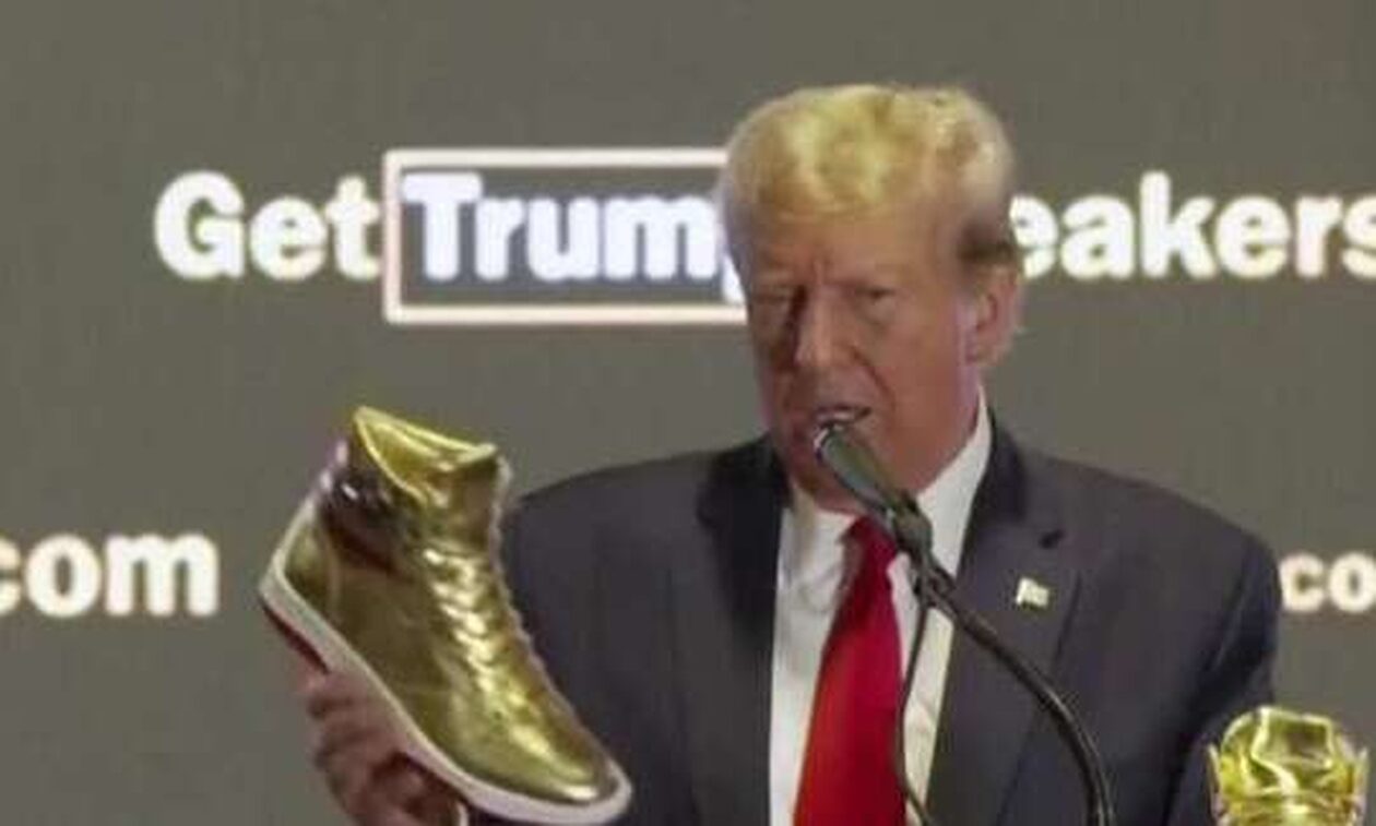 Ο Ντόναλντ Τραμπ παρουσίασε παπούτσια δικής του μάρκας