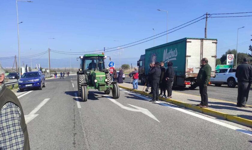 Αγρότες: Κλειστή η Εθνική οδός και παράδρομοι στον κόμβο του Μπράλου 