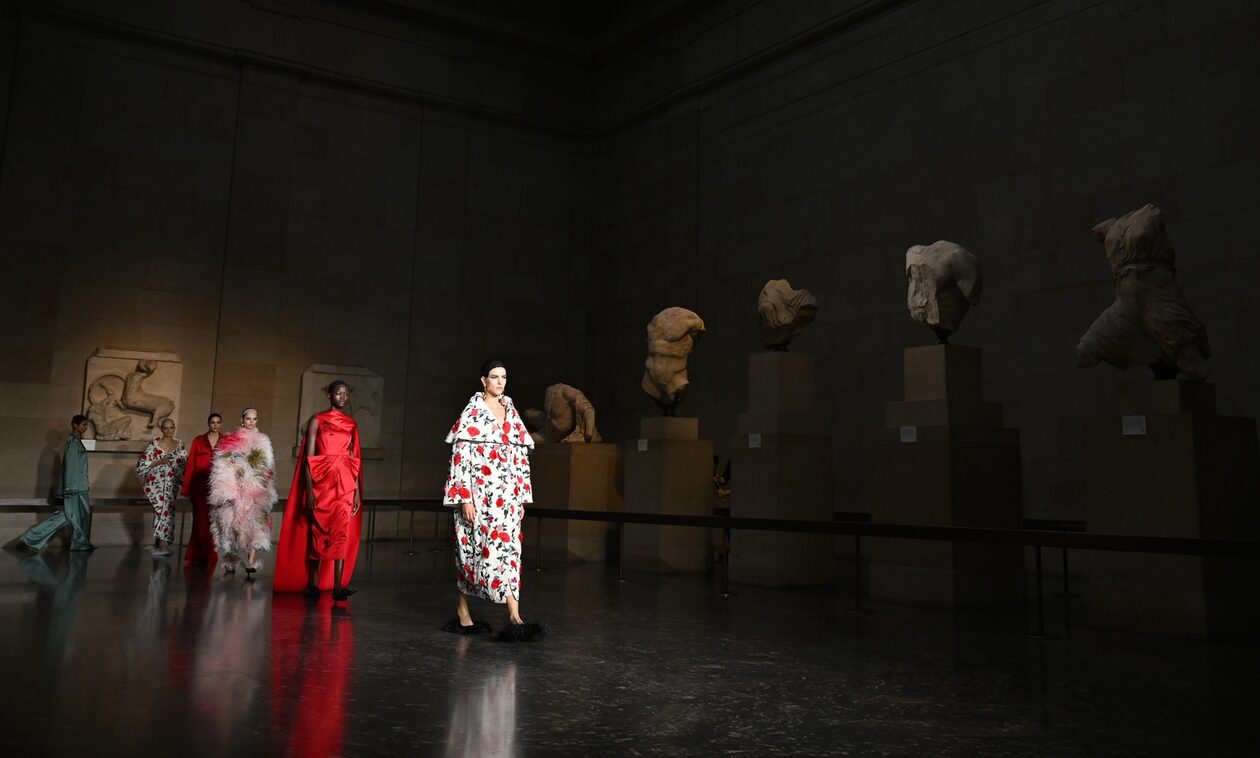 Μενδώνη για επίδειξη μόδας στο Βρετανικό Μουσείο: «Ο τρόπος που έγινε ευτελίζει τα εκθέματα»