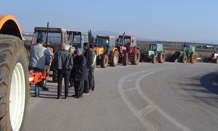 Χαλκιδική: Αγρότες, κτηνοτρόφοι και μελισσοκόμοι, απέκλεισαν για 2 ώρες το λιμάνι Νέων Μουδανιών