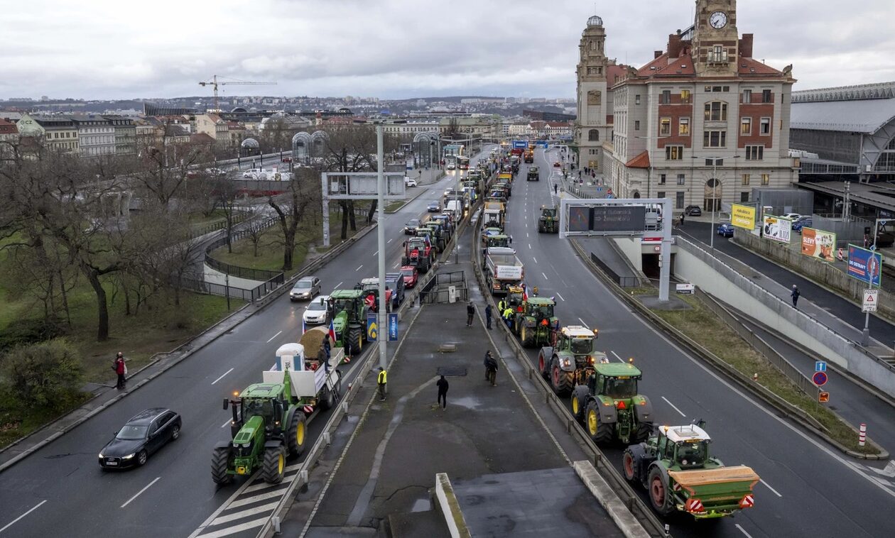 Τσεχία: Στους δρόμους οι αγρότες - Έκλεισαν με τρακτέρ το κέντρο της Πράγας