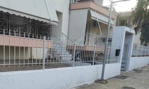 Ελευσίνα: Χειροβομβίδες και όπλα στο σπίτι του αστυνομικού που είχε ταμπουρωθεί