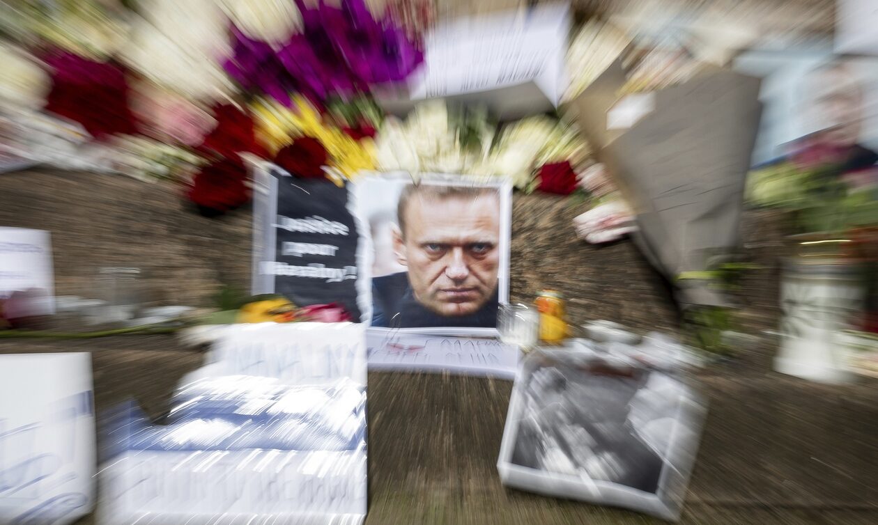 Αλεξέι Ναβάλνι: Ρώσοι συνεχίζουν να αποτίουν φόρο τιμής στη μνήμη του