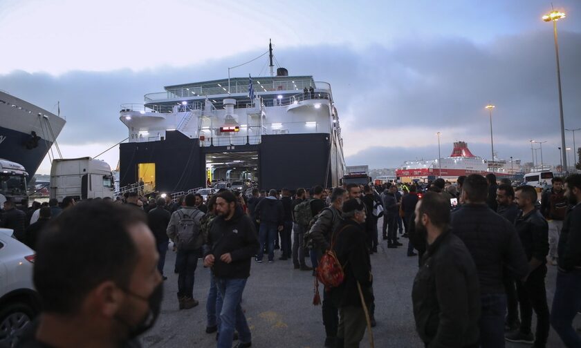 Αγροτικό συλλαλητήριο: Έφτασαν στο λιμάνι του Πειραιά οι αγρότες από την Κρήτη