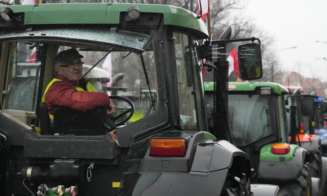 Πολωνία: Εντείνουν τις κινητοποιήσεις οι αγρότες - Κλείνουν τα συνοριακά περάσματα με την Ουκρανία