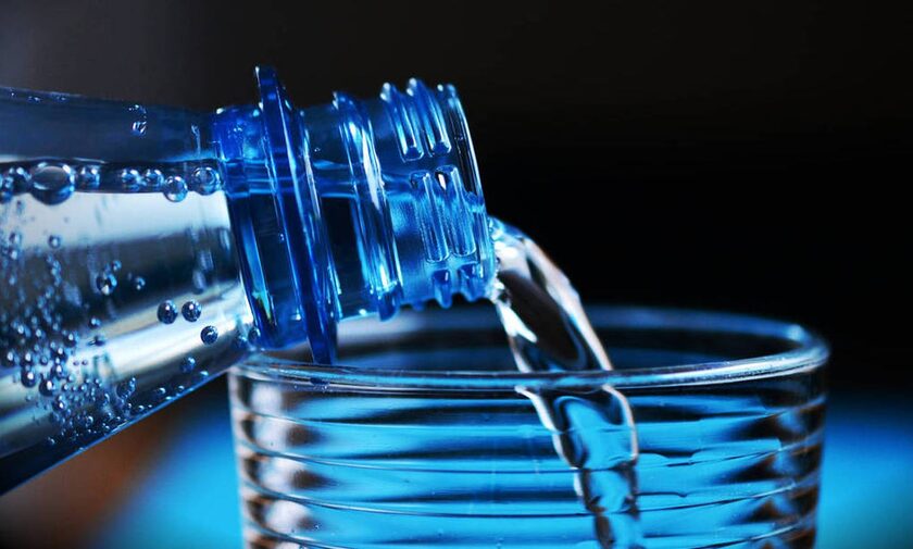 Νερό: 7 λόγοι για να πίνεις ένα ποτήρι με το που ξυπνάς
