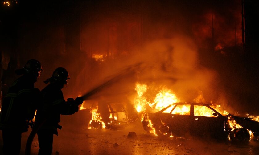 Εμπρηστική επίθεση στα Πατήσια - Στις φλόγες τρία ΙΧ αυτοκίνητα