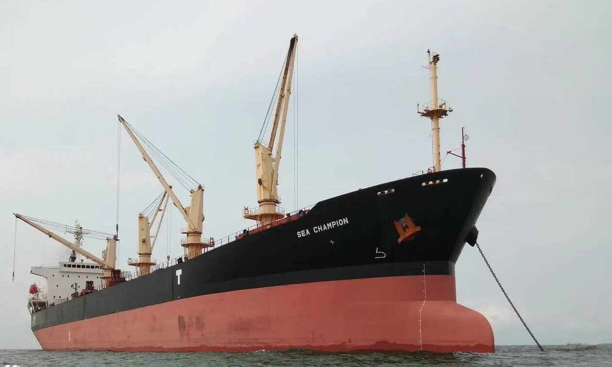 Ερυθρά Θάλασσα: Το πλοίο υπό ελληνική σημαία που δέχτηκε επίθεση, παραδίδει ανθρωπιστική βοήθεια
